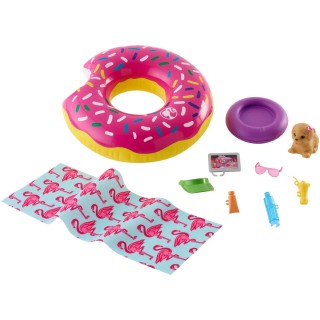 Barbie Mobilier coffret d’extérieur pour poupée avec bouée donut, figurine chiot cracheur d’eau et accessoires, jouet pour enfan
